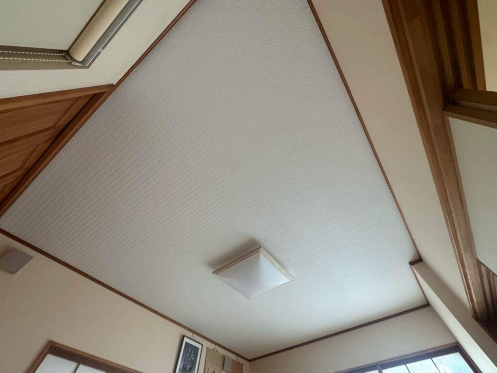 1階のお部屋は天井のクロスを張り替え、雨漏りの跡が残っていた天井もすっきりとした印象に。気持ちよく過ごせる室内へ整えました。