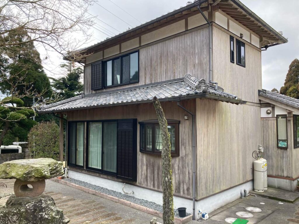 クリア塗装にもこだわりながら、大切に住み継がれてきたK様邸。住まいの良さを守りつつ、これから先も気持ちよく暮らしていただけるよう、屋根と外壁の状態を丁寧に確認していきます。