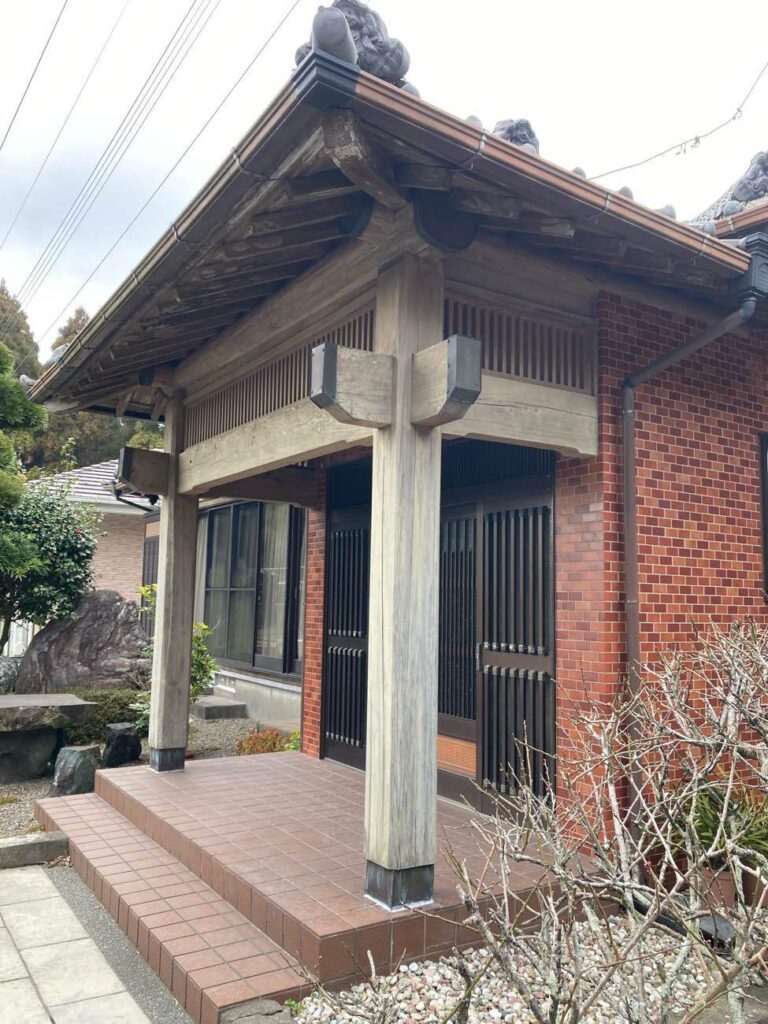 風格のある門構えが印象的なK様邸。住まいの佇まいを大切にしながら、クリア塗装で外壁の美しさを引き出していきます。