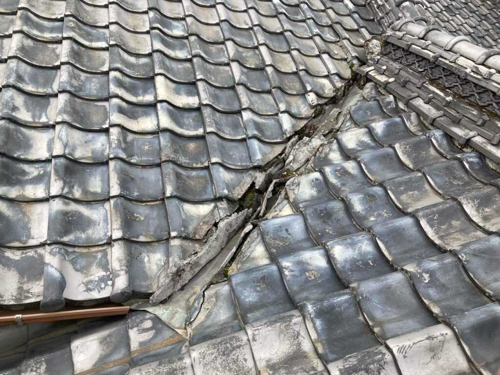 屋根では、セメントモルタルの剥がれが見られました。こうした傷みは雨水の浸入につながるおそれがあるため、早めの補修が大切です。