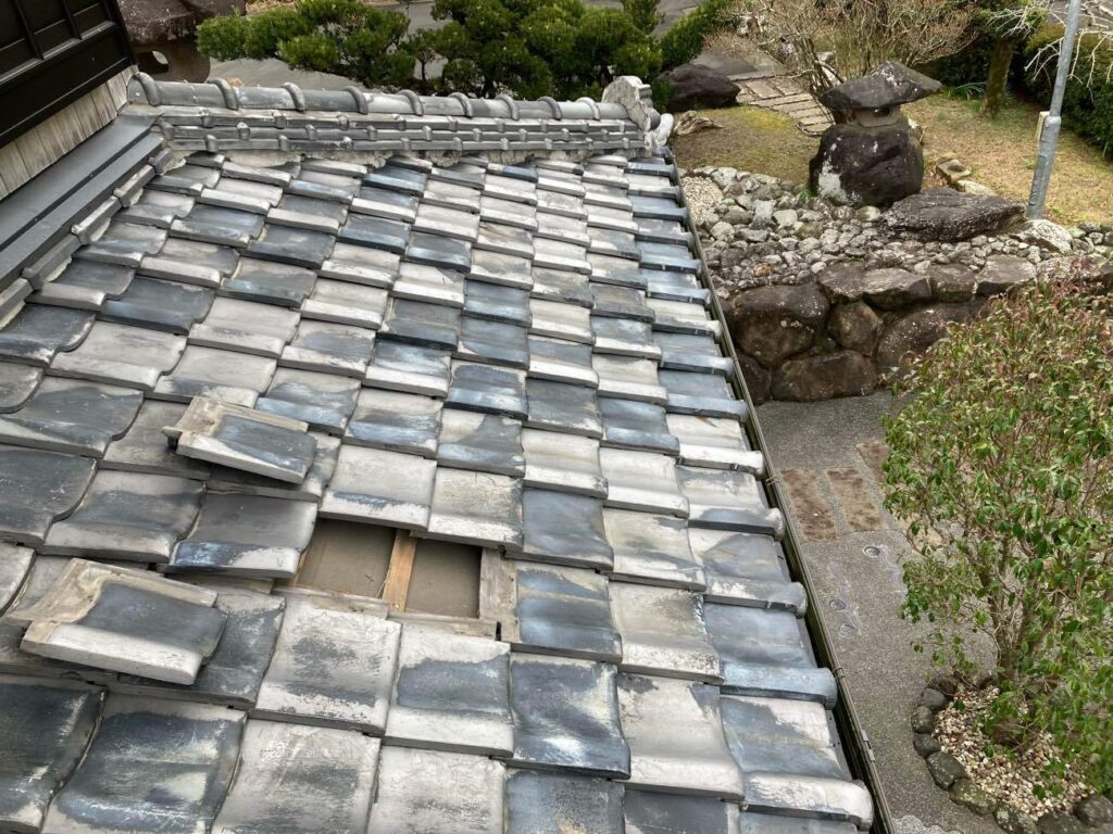 増築部分の屋根です。内側まで点検したところ状態は良好だったため、今回は雨漏りの原因となっている箇所を見極め、必要な部分のみを丁寧に施工していきます。