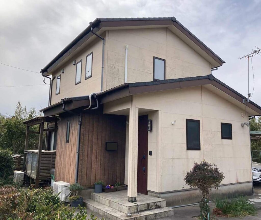 外壁全体にくすみや汚れが見られ、住まいがメンテナンスの時期を迎えていることがうかがえました。