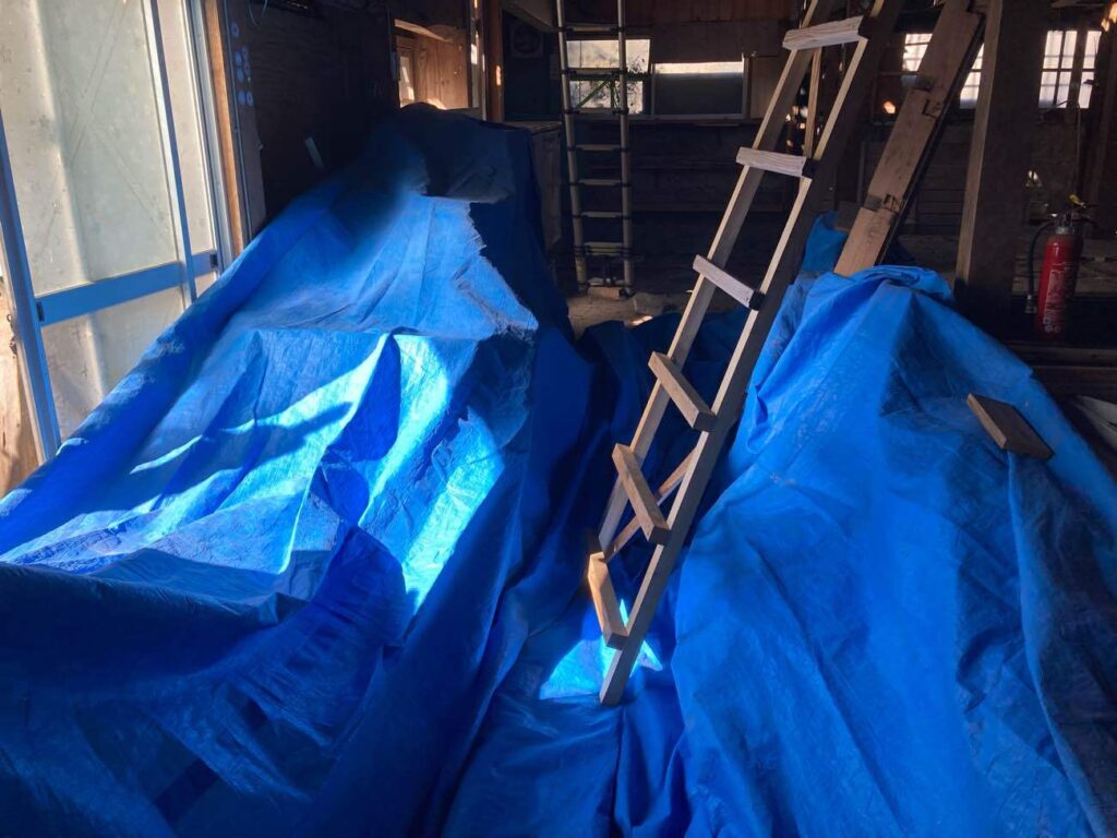 室内にブルーシートでしっかりと養生を行います。屋根を解体する際のチリや埃、廃材からお部屋の中を守ります。
