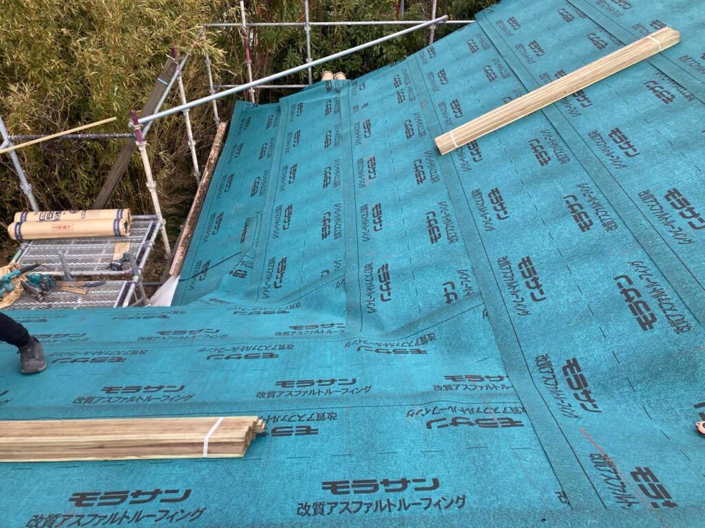野地板の上にはルーフィングを施工し、雨水の浸入を防ぐための防水層を整えていきます。