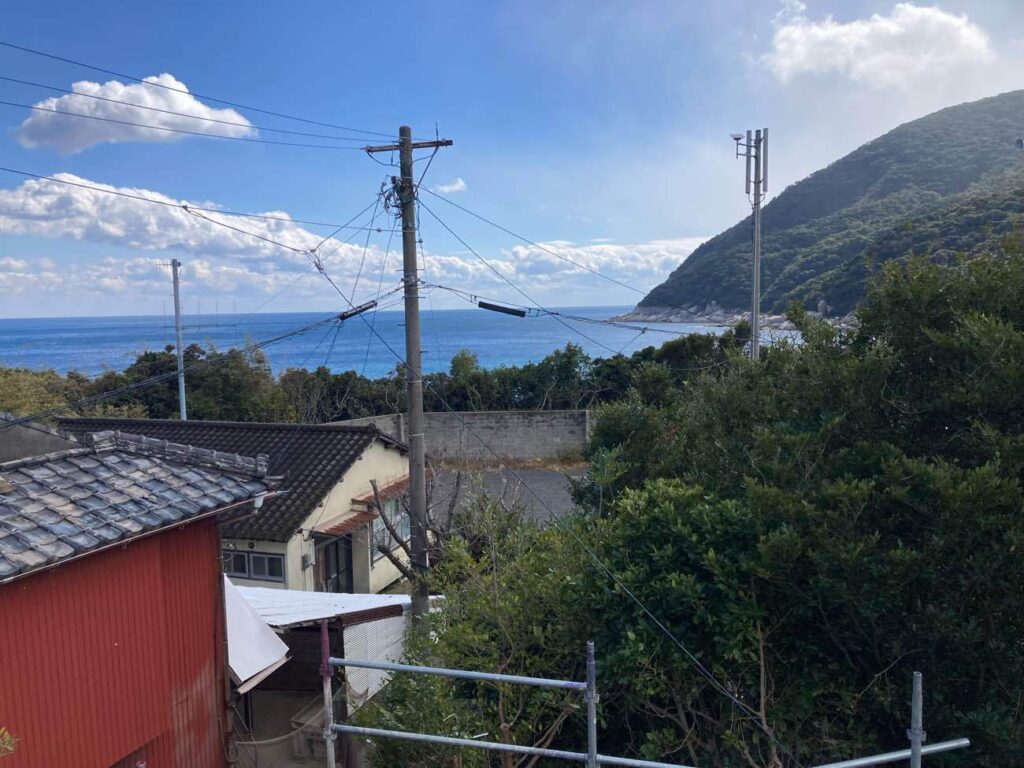 お住まいの目の前には海が広がり、自然の豊かさを身近に感じられる環境です。J様がこの古民家を選ばれた理由のひとつもうかがえる風景でした。