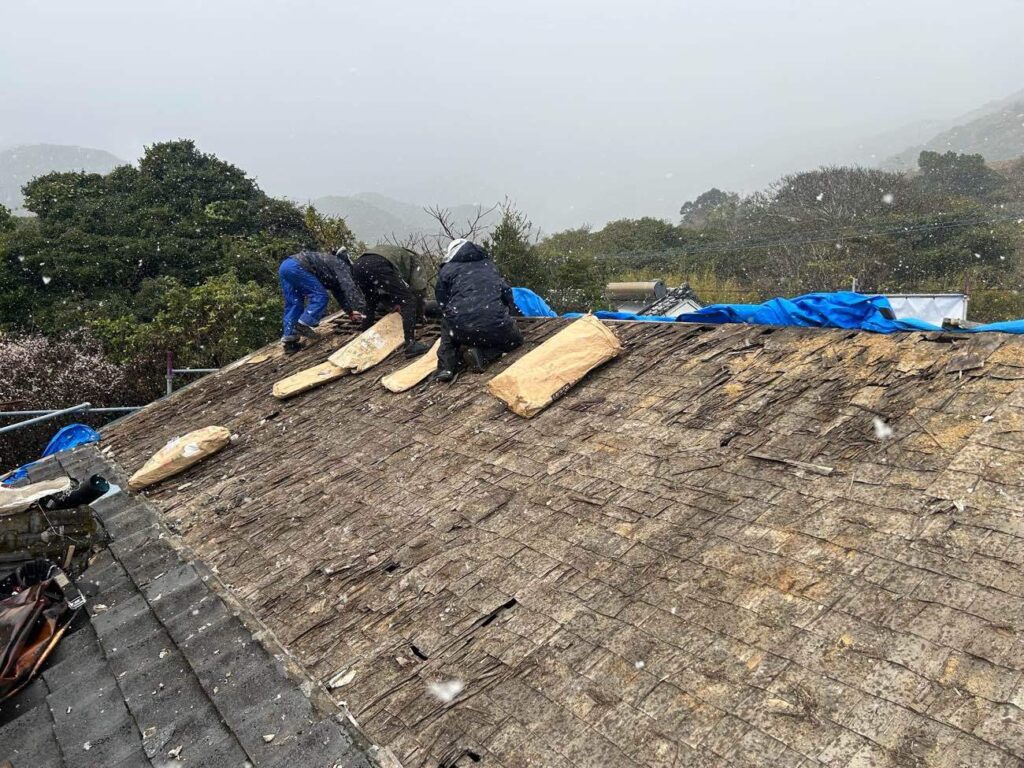 屋根の面積が広いため、作業場所を確保しながら、既存の瓦を順に撤去していきます。