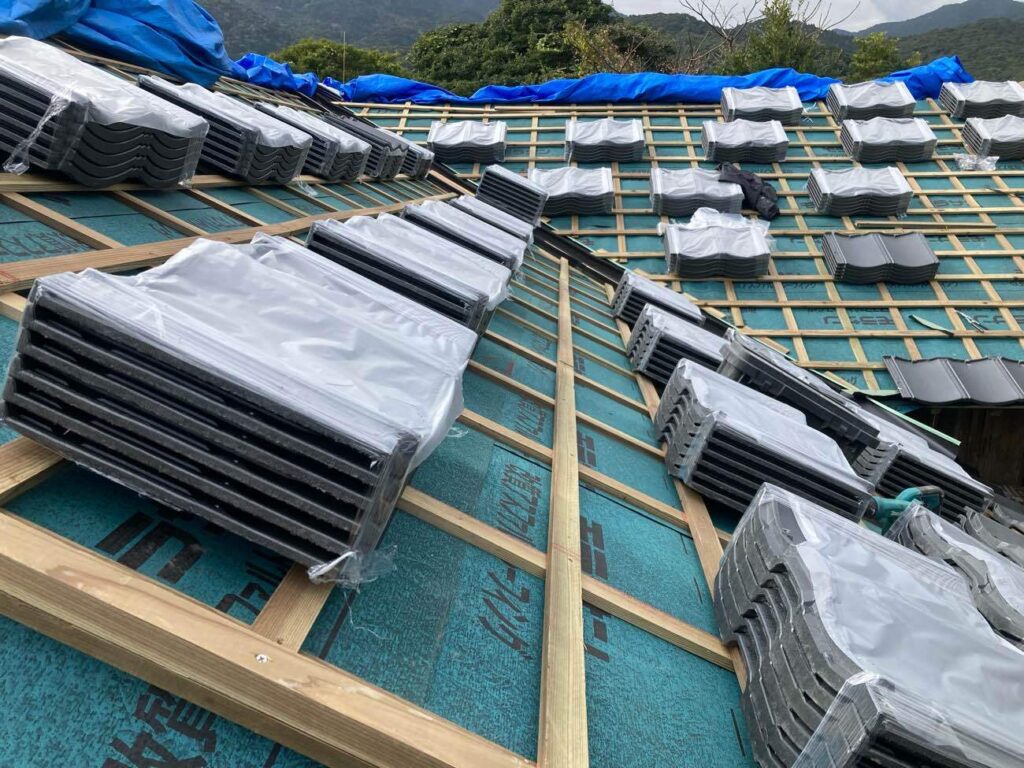 葺き始める前に、ルーガ雅を屋根の上へあらかじめ均等に配り、作業が安全かつスムーズに進むよう準備を整えていきます。