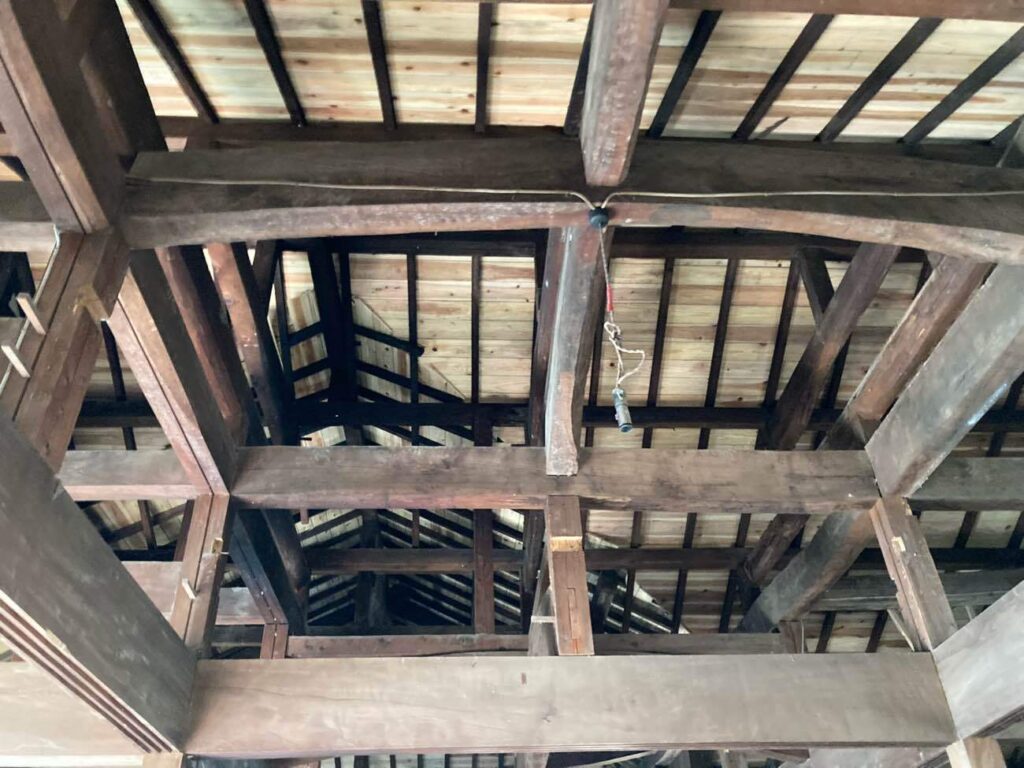屋根工事完了後の小屋裏の様子です。見えない部分までしっかり整えることで、これからの暮らしに安心をつないでいます。