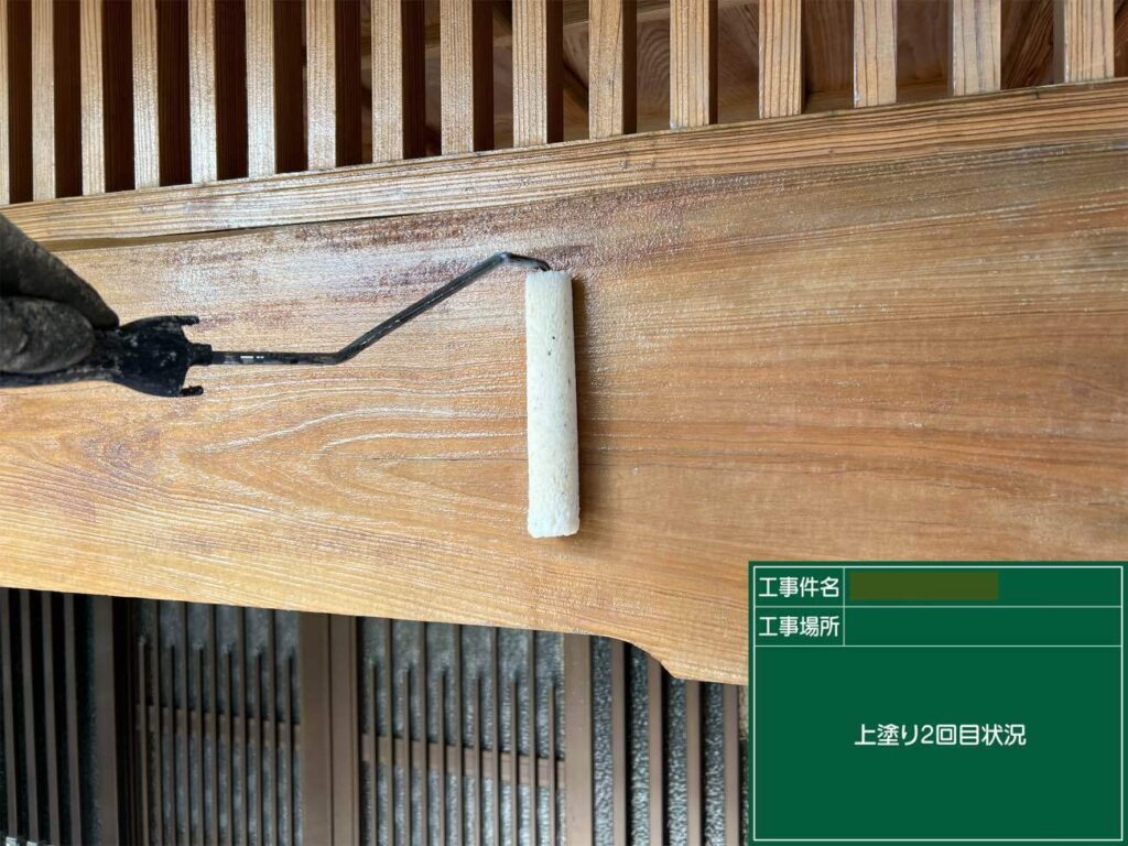 玄関まわりの板壁にもクリア塗装を施し、お住まいの印象を大切にしながら、落ち着きのある表情へと整えました。