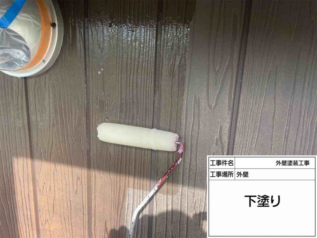 アクセントとなる木目調サイディング部分も、下塗りから丁寧に進め、仕上がりの土台を整えていきます。