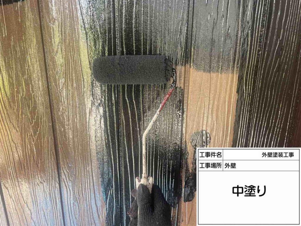 中塗りを重ねることで、色合いを整えながら、塗膜の厚みと耐久性を高めていきます。