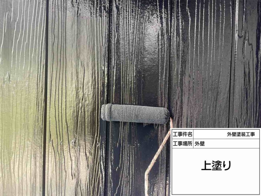 上塗りで全体を整え、アクセント部分がより引き締まって見えるよう丁寧に仕上げていきます。