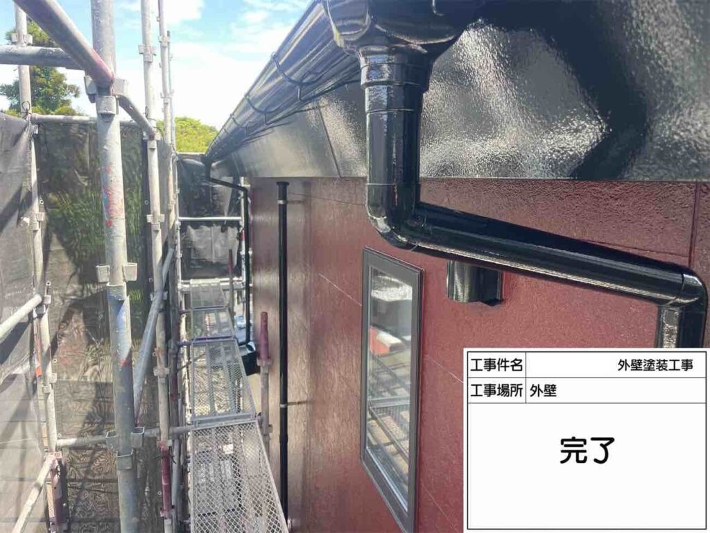外壁だけでなく、軒や雨樋などの付帯部まであわせて整えることで、住まい全体に統一感が生まれてきます。