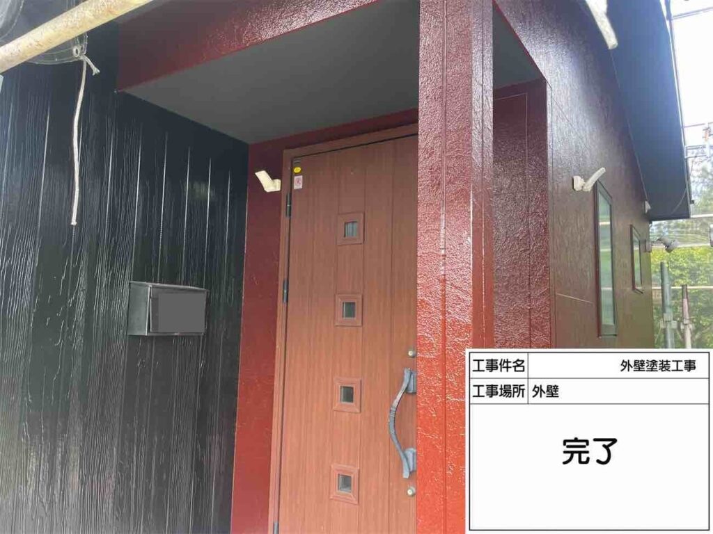 玄関まわりも丁寧に整え、住まいの顔となる部分がより引き締まった印象になりました。アクセントの効いた配色が、全体の雰囲気にもよくなじんでいます。