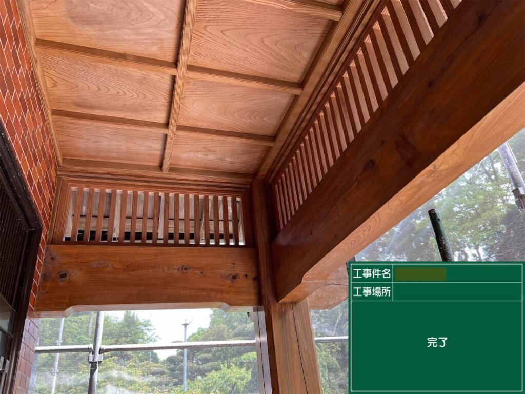 軒天や梁まわりの木部もすっきりと整い、玄関まわりの印象がより引き立ちました。