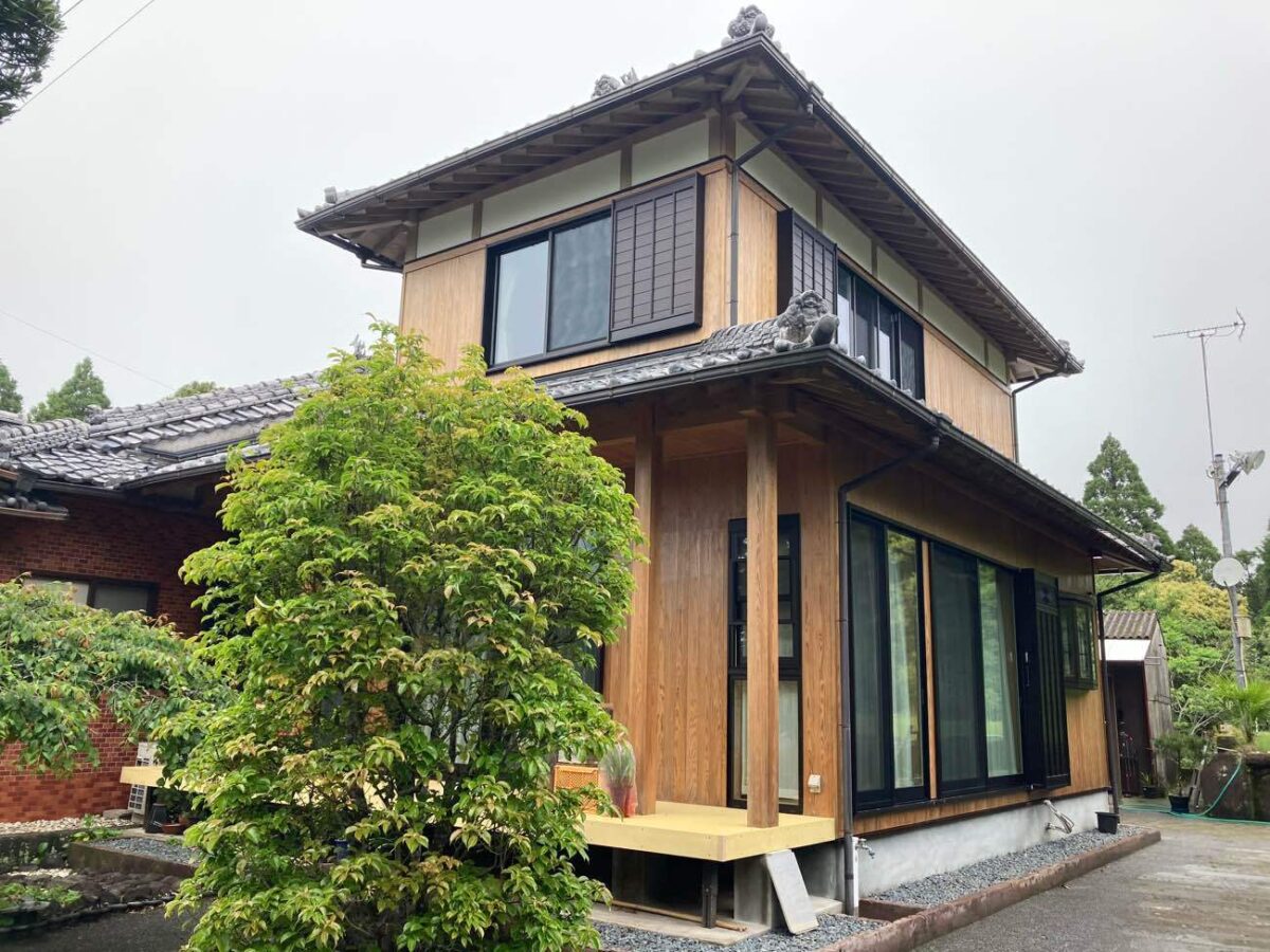 板壁の木目を残したい｜クリア塗装で風合いをよみがえらせ、雨漏りも解消した屋根補修