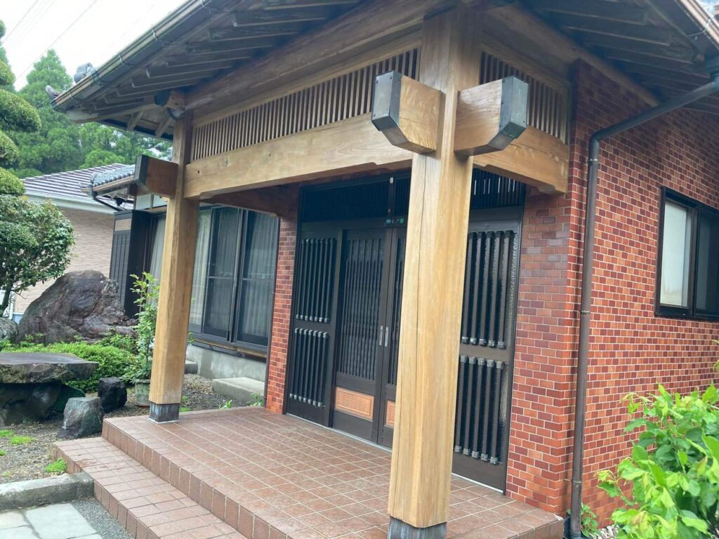 玄関まわりもすっきりと整い、お住まいの印象を大切にしながら品のある表情によみがえりました。
