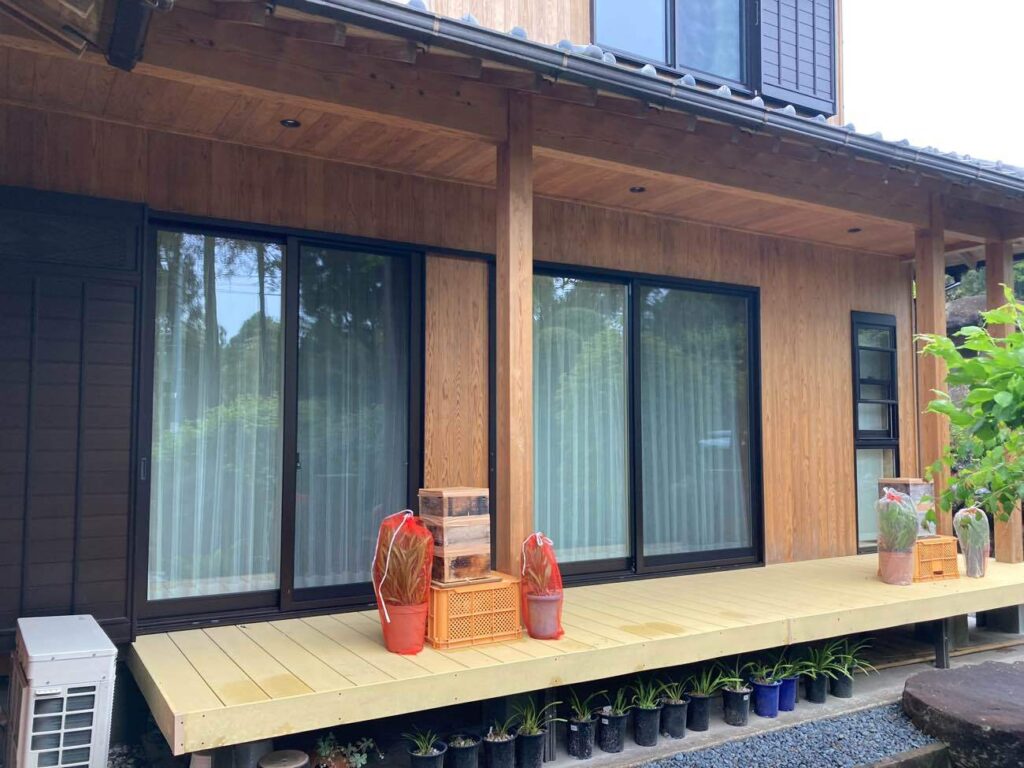 掃き出し窓まわりの板壁も自然な艶が戻り、暮らしの空間がより心地よく感じられるようになりました。