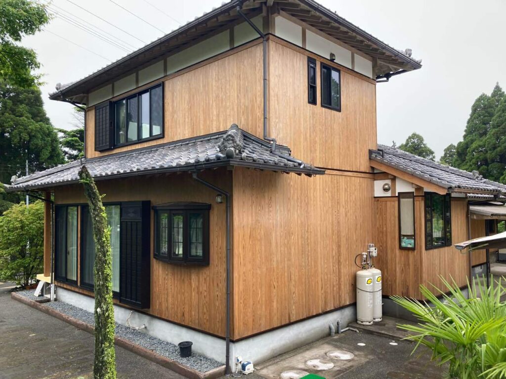 木のあたたかな表情を残しながら保護できるのが、クリア塗装の良さです。板壁の風合いを大切にしつつ、これから先の安心にもつなげていきます。