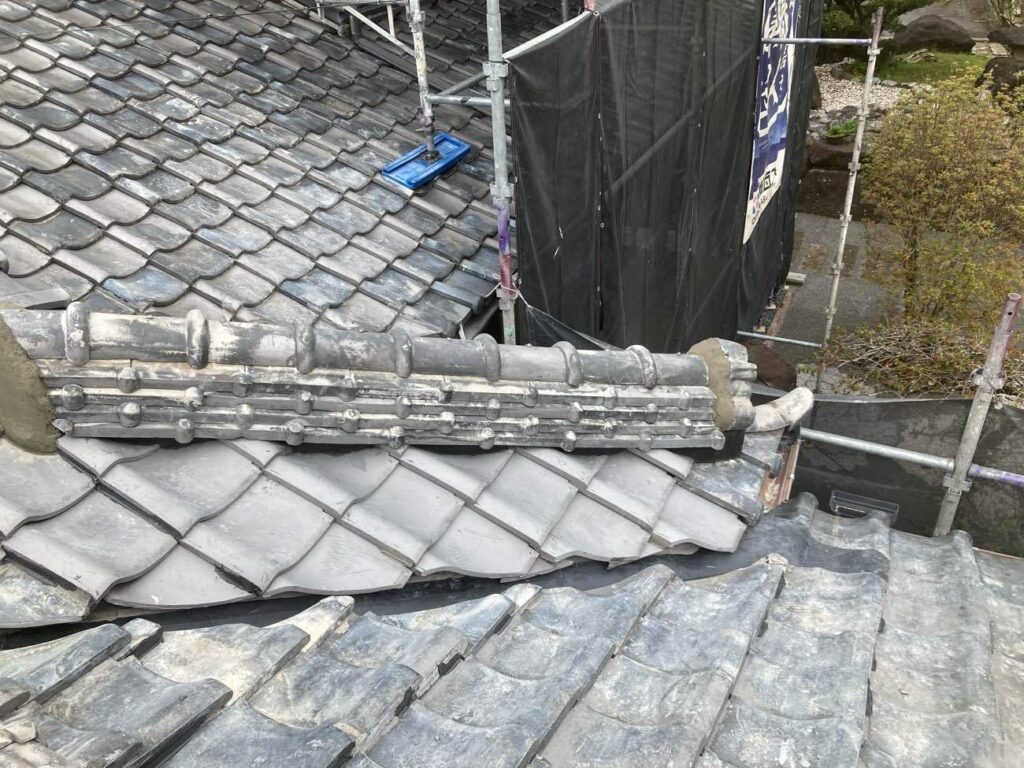 まずは施工箇所の状態を確認し、傷みの出ている部分や雨水が入りやすい箇所を丁寧に見極めていきます。