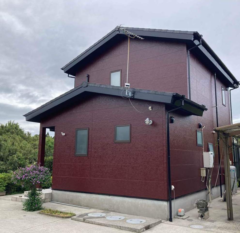 角度を変えて見ると、外壁と付帯部の色のバランスがよりよく伝わります。印象はガラリと変わりながらも、住まい全体がすっきりとまとまりました。