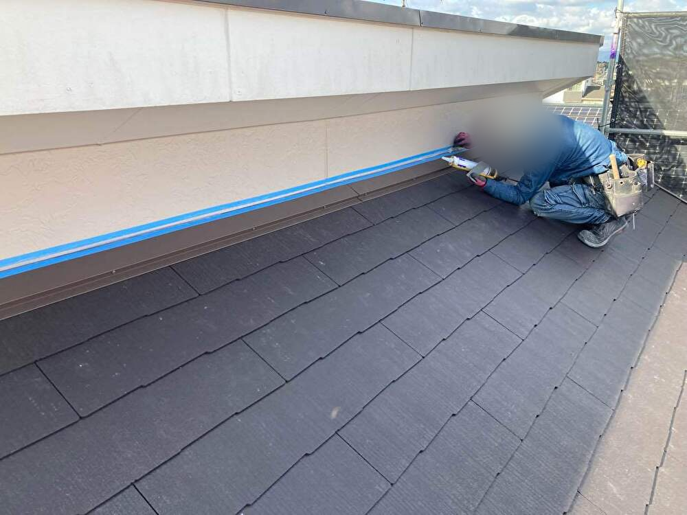 屋根材とあわせて板金部分も施工。
