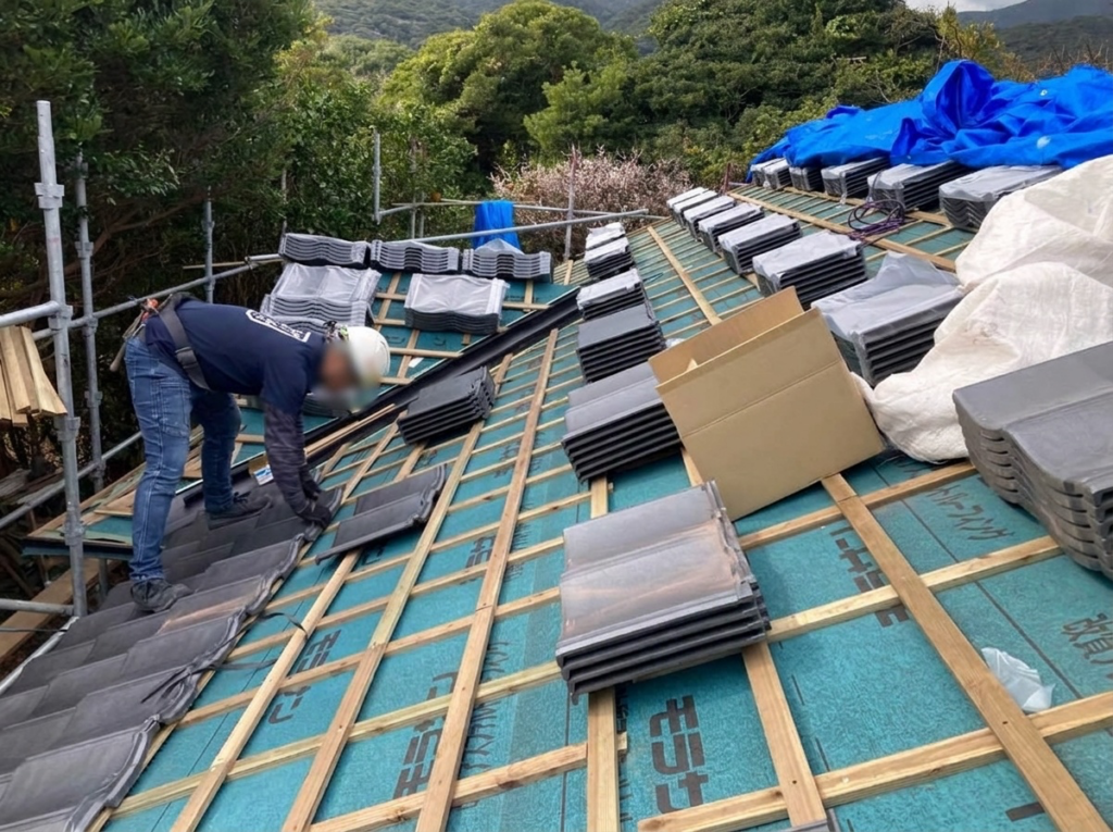 準備が整った後は、ルーガ雅を一枚ずつビスで固定しながら、丁寧に葺き進めていきます。