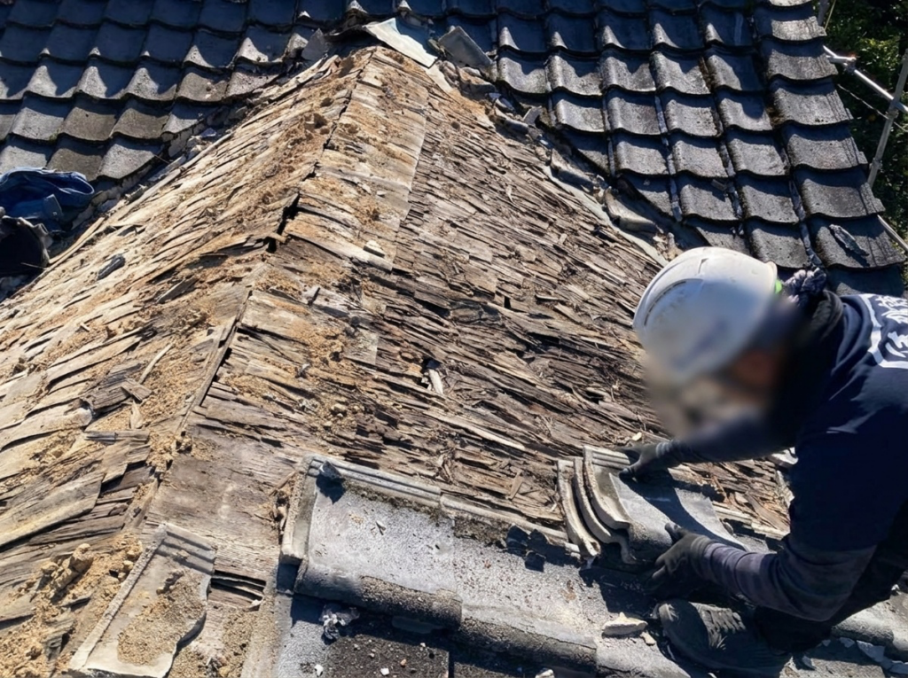 養生ができたら屋根に登り、既存の瓦を一枚一枚丁寧に剥がしていきます。