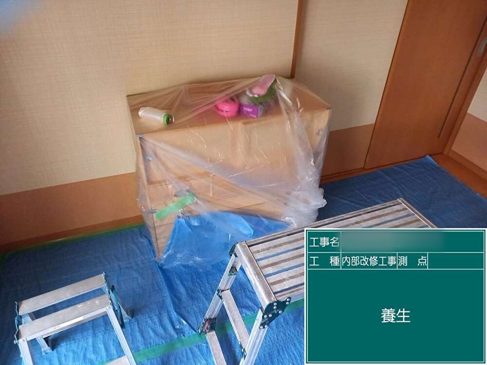 室内の物品を養生し、解体時のホコリや細かなゴミがかからないよう保護します。