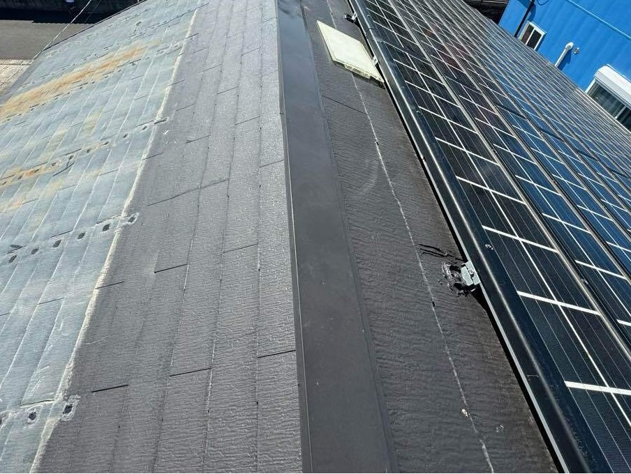 太陽光パネルの固定金具まわりを確認すると、雨水が入り込んだような跡がありました。金具の固定による屋根材への負荷にも配慮し、状態を丁寧に確認します。