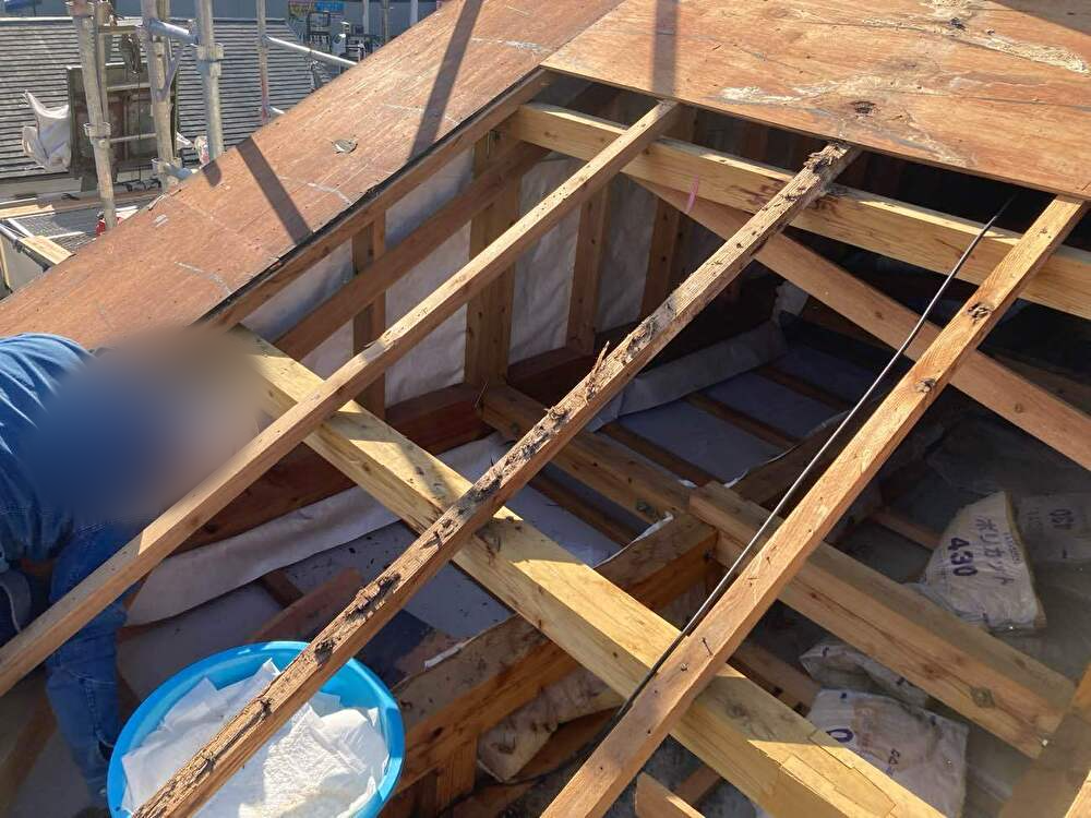 屋根材を撤去すると、下地の状態が確認できます。雨染みやカビの範囲を見ながら、傷みのある部分を取り除いていきます。