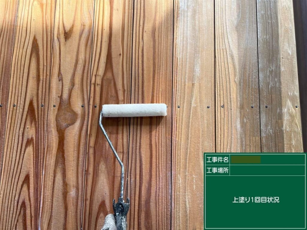 板壁にはクリア塗装を施し、木目の美しさや風合いを活かしながら、外壁をやさしく保護していきます。