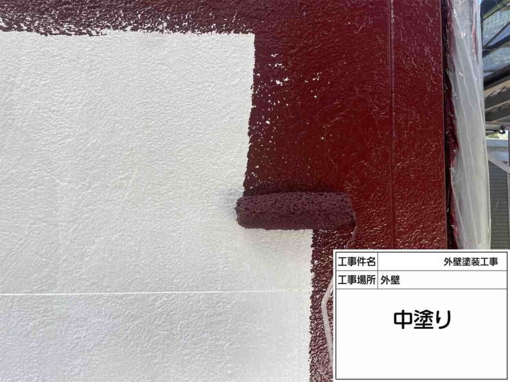 中塗りでは、仕上がりの色味を整えながら、塗膜に厚みを持たせていきます。