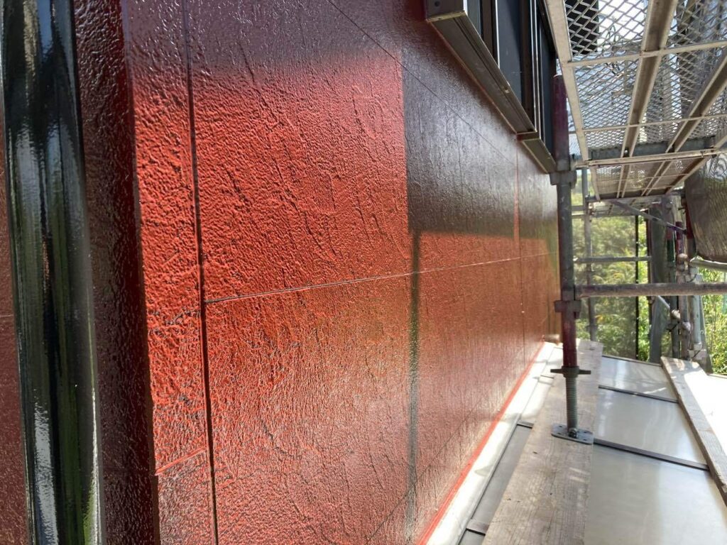 塗り重ねた外壁は、落ち着きのある色合いと深みのある表情が感じられる仕上がりとなりました。近くで見ても、外壁の質感がきれいに整っています。