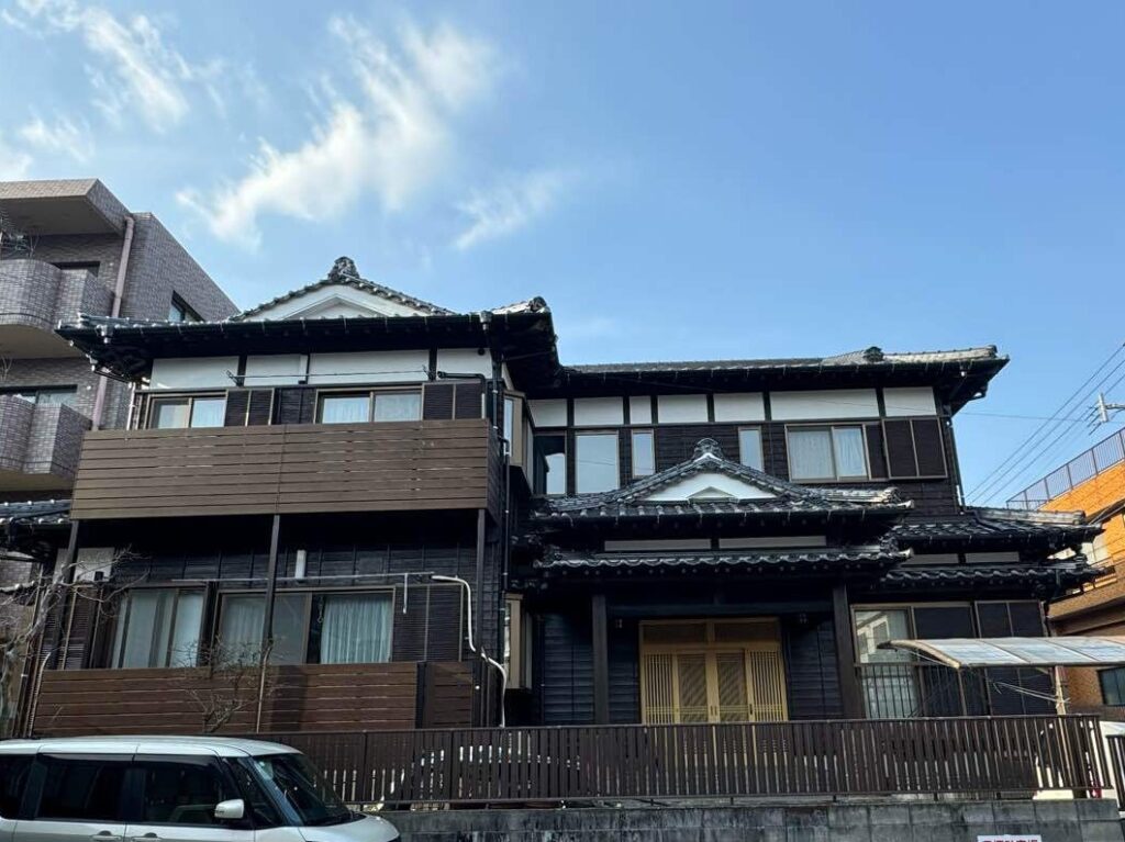雨漏り補修から雨樋交換、外壁・付帯部の塗装まで完了しました。足場を組む機会を活かして住まい全体をメンテナンスし、美観と機能を両立しました。
