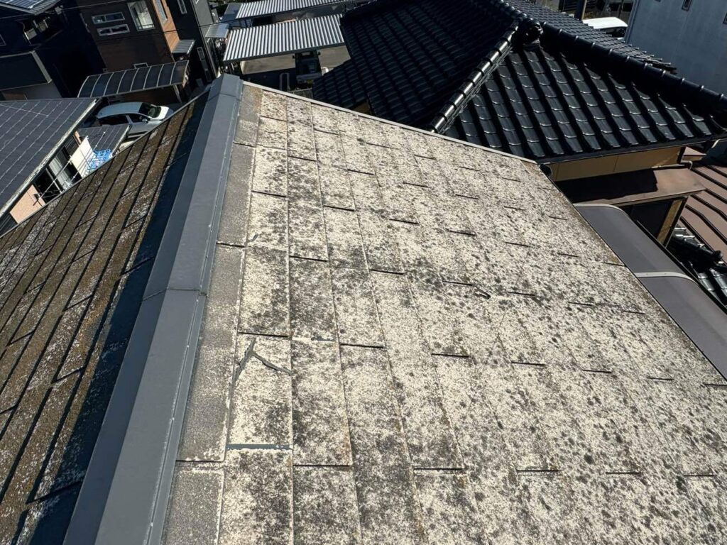スレートコロニアルの表面は経年による傷みが進み、屋根材自体も脆くなっていました。こうした屋根の状態から、長期的には塗装より葺き替えの方が無駄な費用を抑えられることを、現状写真や提案書をお見せしながらご説明しました。
