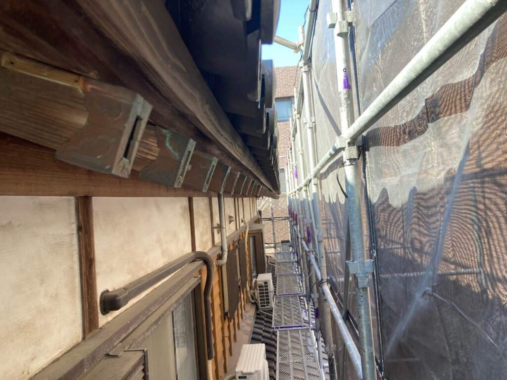 腐食によって穴が開いていた既存の銅製雨樋を撤去します。今回は部分補修ではなく、排水機能をしっかり回復させるため全面交換を行います。