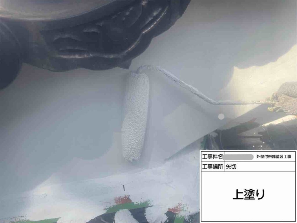 中塗り後、漆喰壁に上塗りを重ねます。明るい白をよみがえらせ、ダークブラウンの板壁とのコントラストが際立つ外観へ仕上げていきます。