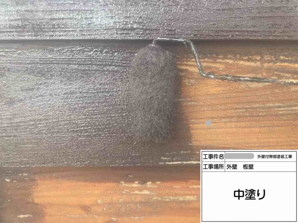 塗料を吸い込みやすい板壁の状態を見ながら、慎重に塗装を進めます。塗りムラが出ないよう、均一に塗り重ねていきます。