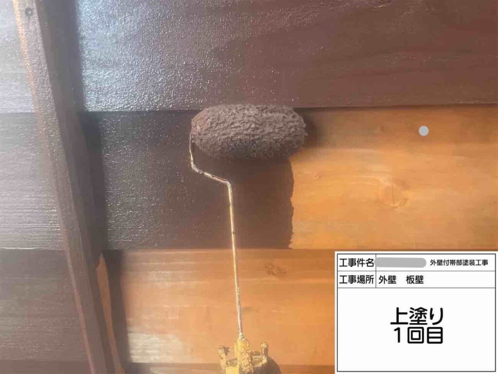 中塗り後、状態に合わせてより適した塗料を見極めて塗装を進めます。最終的に選定した「IPグロス」は、木部を塗膜でしっかりと保護します。