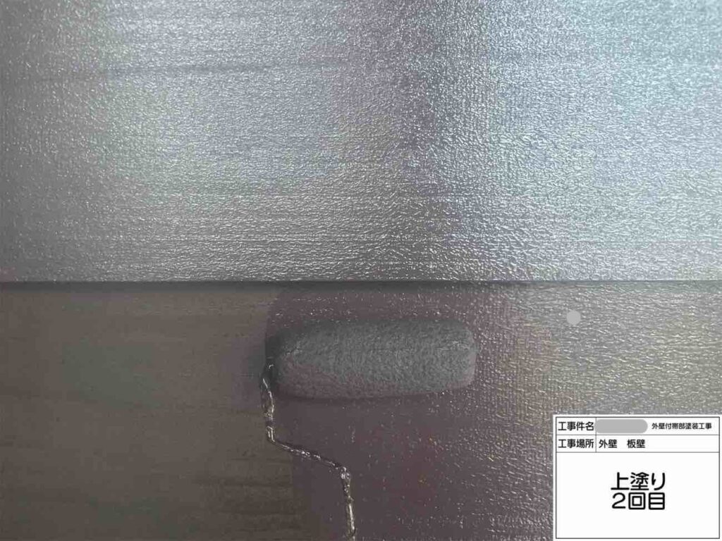 上塗りをもう一度実施して必要な塗膜の厚みを確保し、板壁を保護するとともに、ダークブラウンの落ち着いた色合いを引き出していきます。