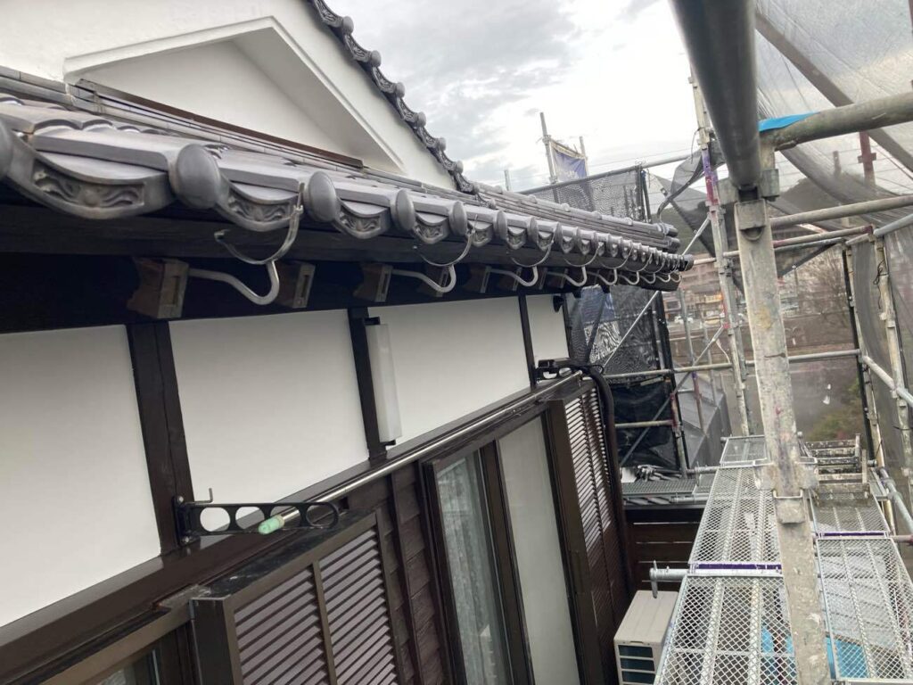 新しい雨樋を支える金具を取り付けます。雨水をスムーズに流すためには勾配も重要なため、位置を確認しながら適切に設置していきます。