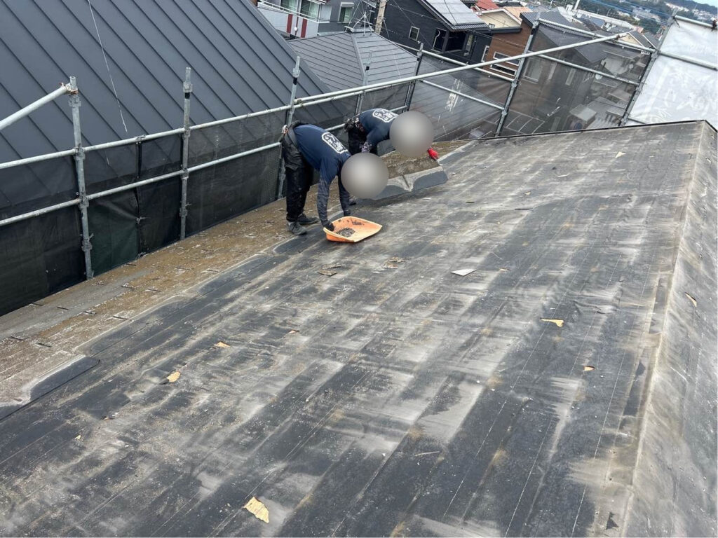 傷んだスレート屋根材を撤去し、溜まった火山灰を掃除しながら下地の状態をしっかりと確認します。