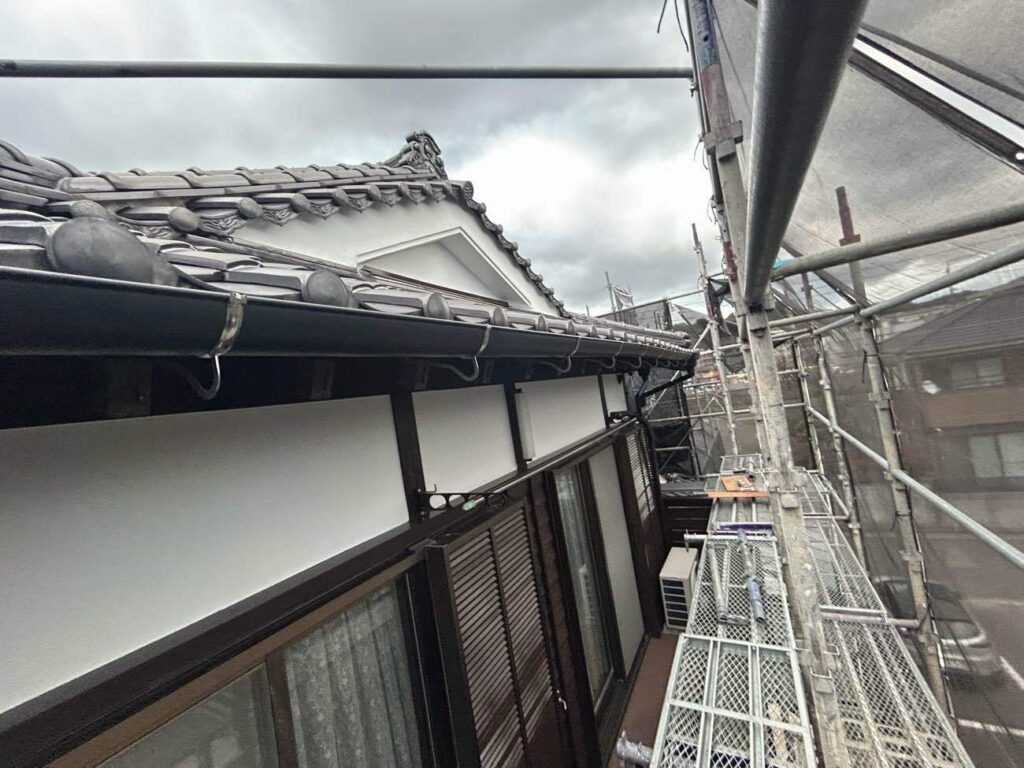 新しい塩化ビニル製の雨樋を設置。腐食していた銅製雨樋から交換することで、雨水を適切に排水できる状態にし、建物を雨水から守ります。