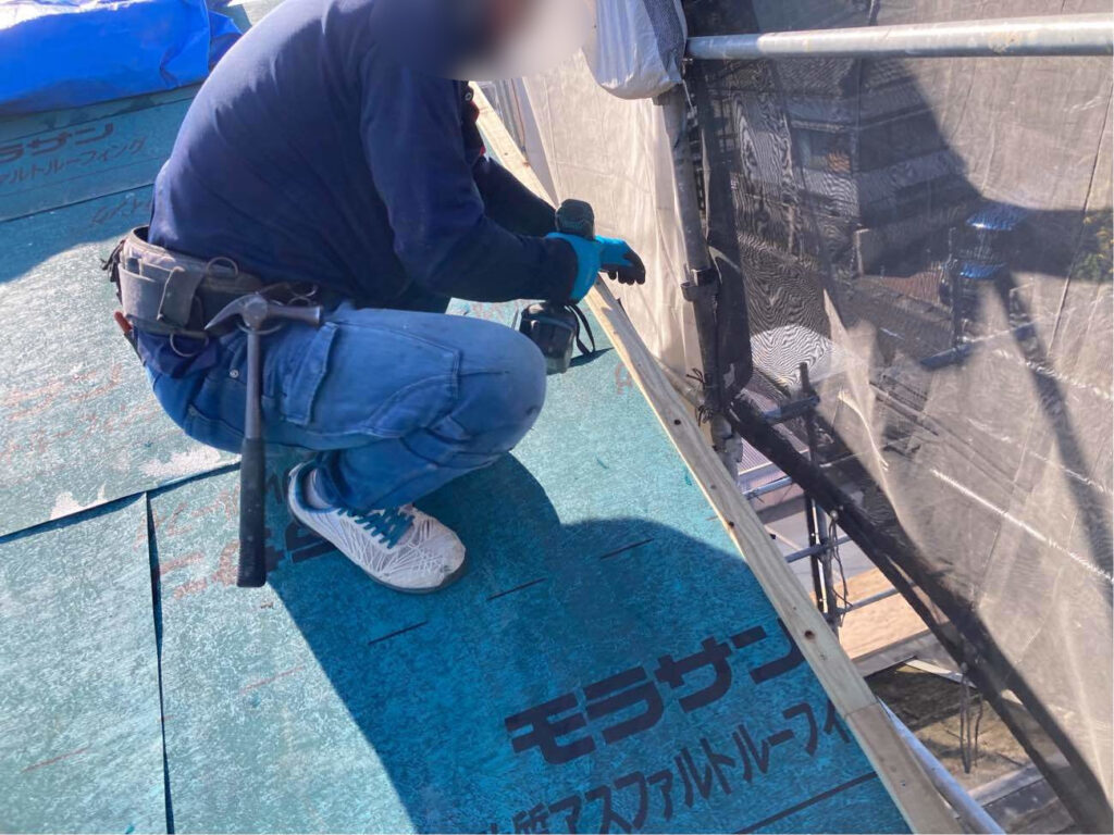 雨風の影響を受けやすく、劣化しやすい屋根の端部。細かな部分まで確認しながら、丁寧に施工を進めます。