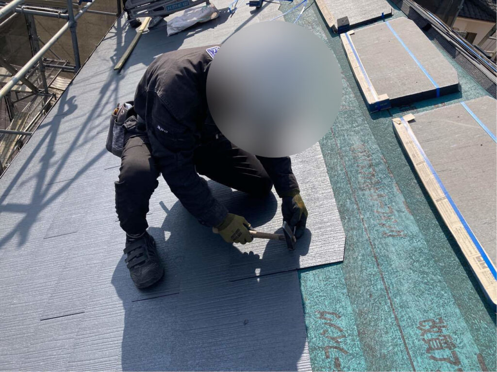防水シートの上から、新しい屋根材「コロニアルグラッサ」を一枚ずつ施工していきます。