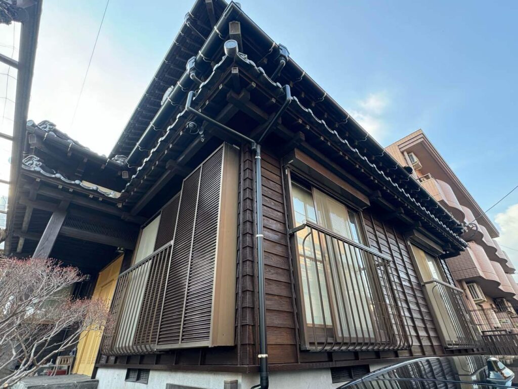 色あせていた板壁は、深みのあるダークブラウンへ。雨樋や軒天なども一緒にメンテナンスし、細部まで統一感のある仕上がりになりました。