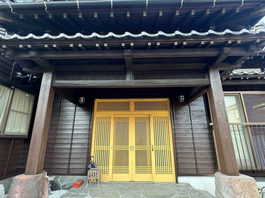 和風建築の趣を活かしながら、外まわりを美しくリフレッシュ。雨漏りの不安を解消するだけでなく、これからも気持ちよく暮らせる住まいへ仕上がりました。