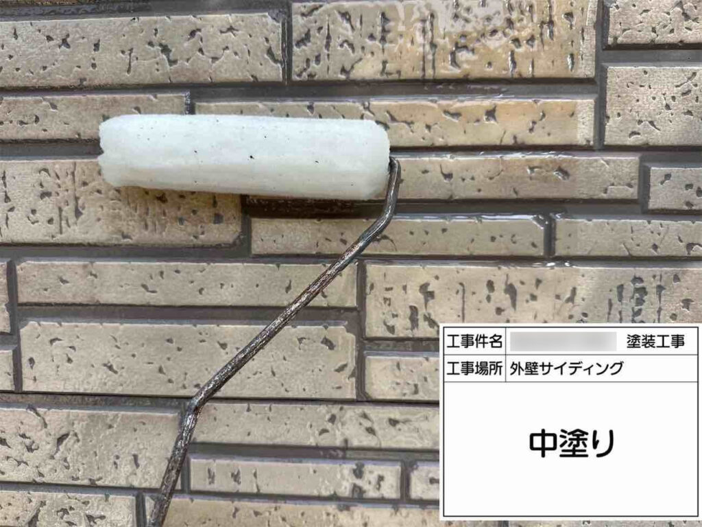 お気に入りの石目模様を活かすため、外壁にはクリア塗装を施工。