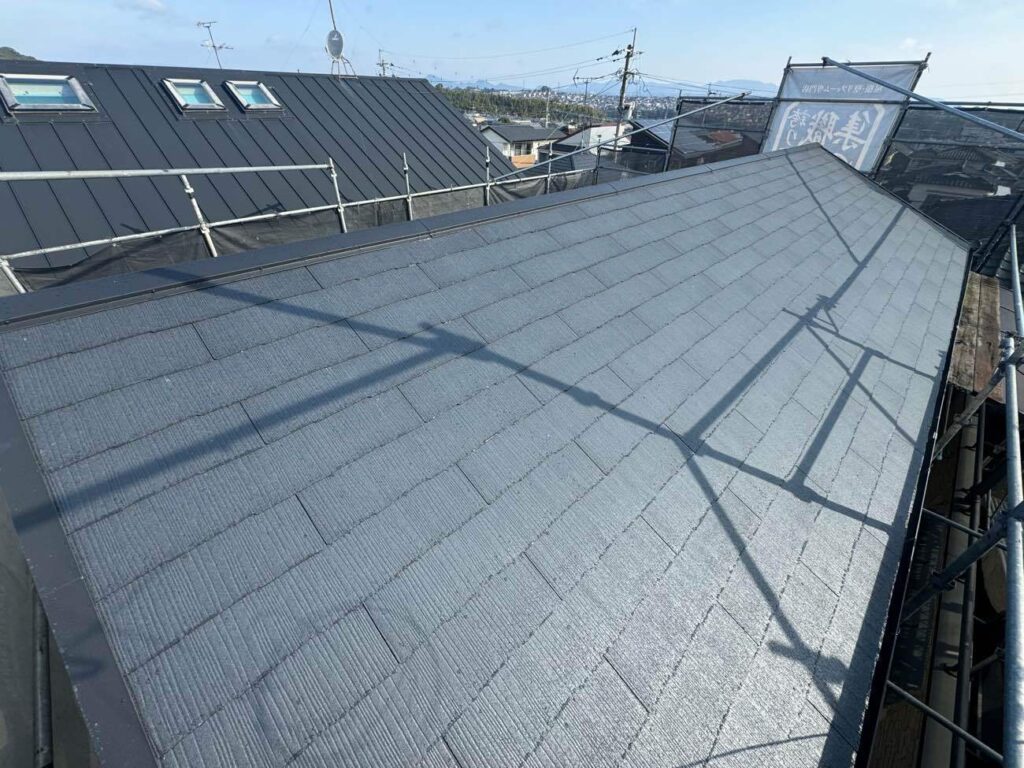 傷みが進んでいた屋根をコロニアルグラッサへ葺き替えました。塗装ではなく屋根材から新しくすることで、これから先を見据えたメンテナンスとなりました。